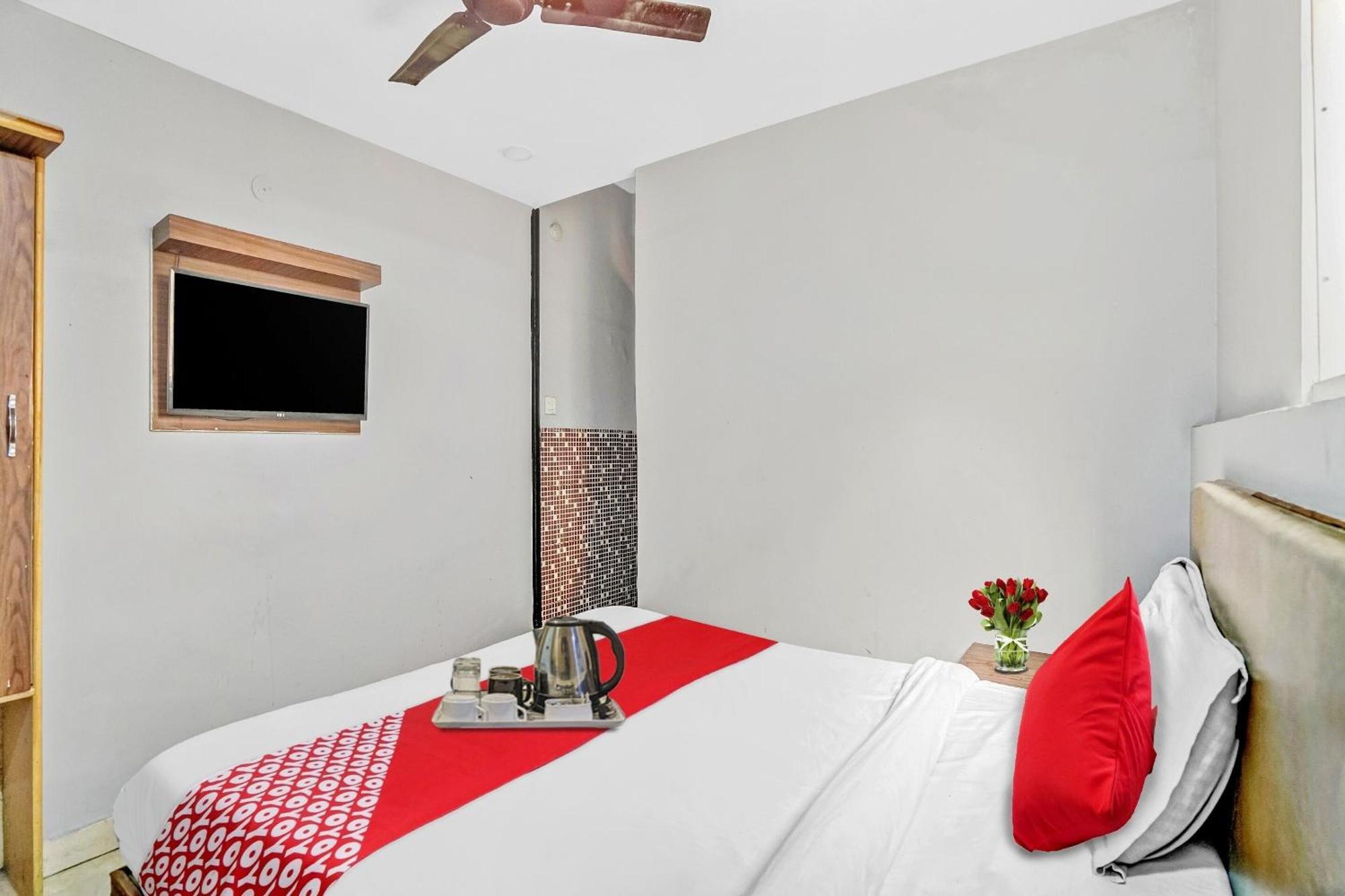Hotel O M Stays Near Akshardham Нью-Дели Экстерьер фото